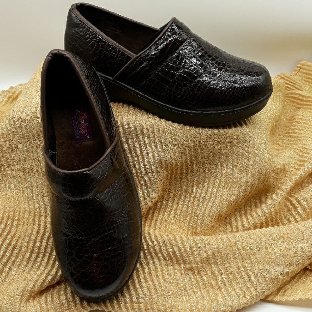NWOT CLOGS